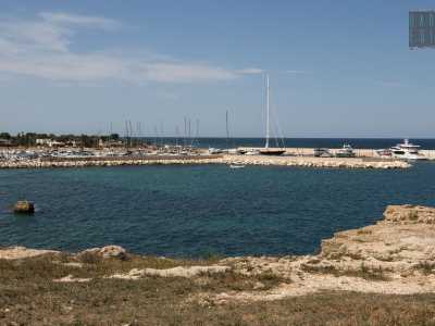 Siamo ora arrivati a Cala Ponte Marina, zona che accoglie il porto turistico, rimesso a nuovo recentemente e formato da due grandi banchine fra le quali possono ormeggiare oltre 300 barche (foto di Antonio Caradonna)